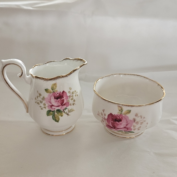 "American Beauty" cream and sugar by Royal Albert. - Picture 7 of 13